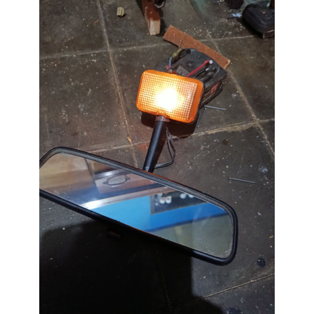 spion tengah mazda E2000