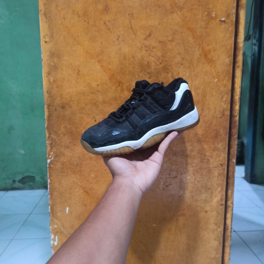sepatu basket second Air Jordan 11 sz 37.5
