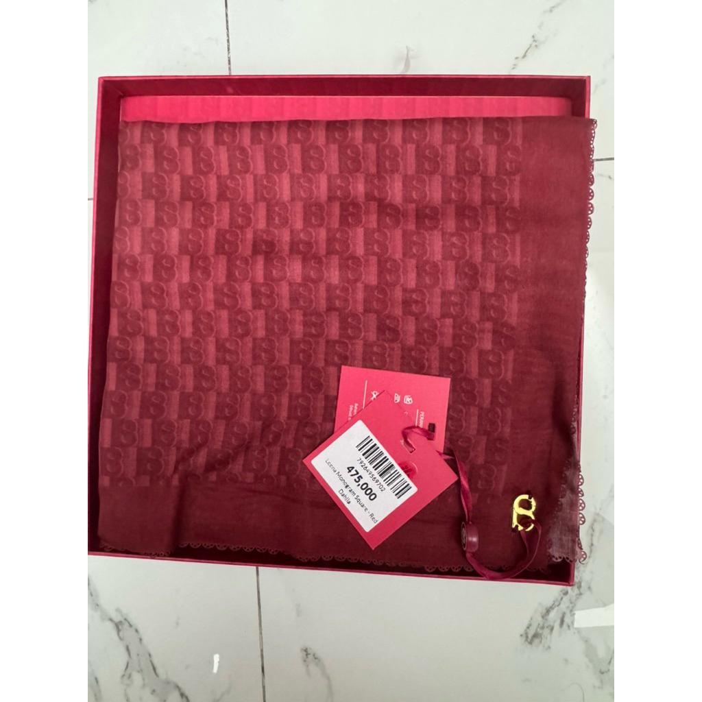 BS BUTTONSCARVES Leena new