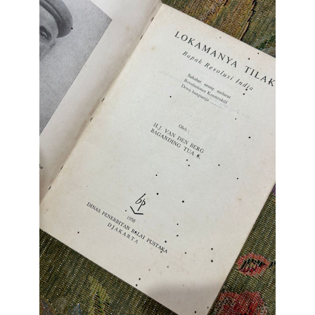 buku - LOKAMANYA TILAK
Bapak Revolusi India

Sahabat orang melarat

Revolusioner Konstruktif

Dewa b