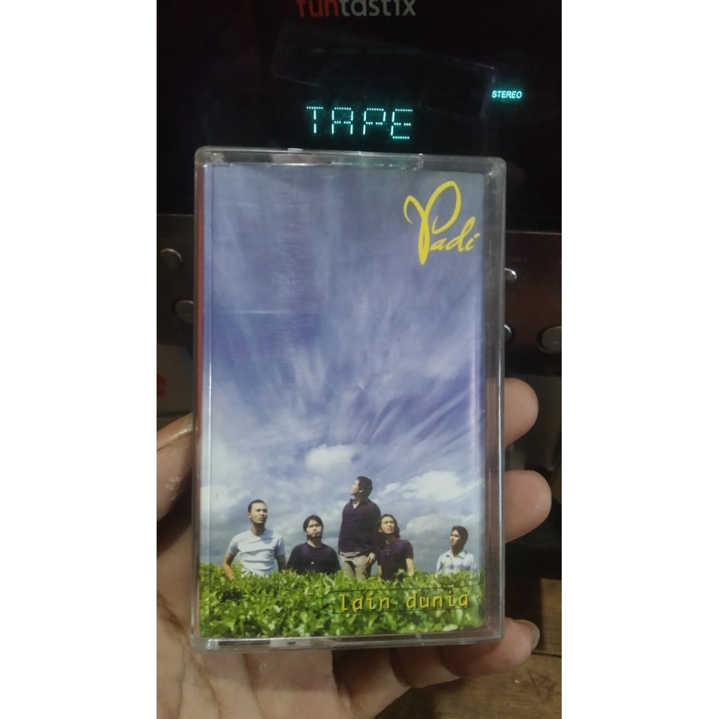 kaset pita padi-lain dunia