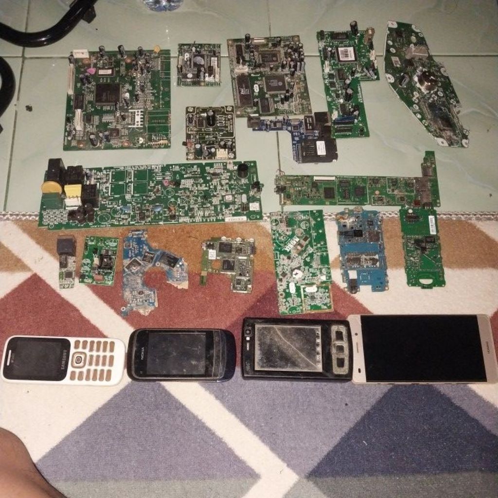 pcb dan hp bekas