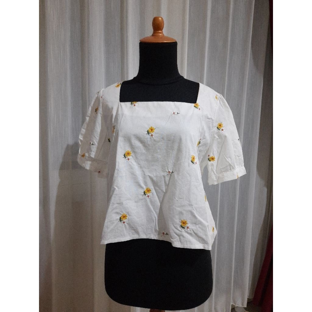 atasan putih motif bunga kecil