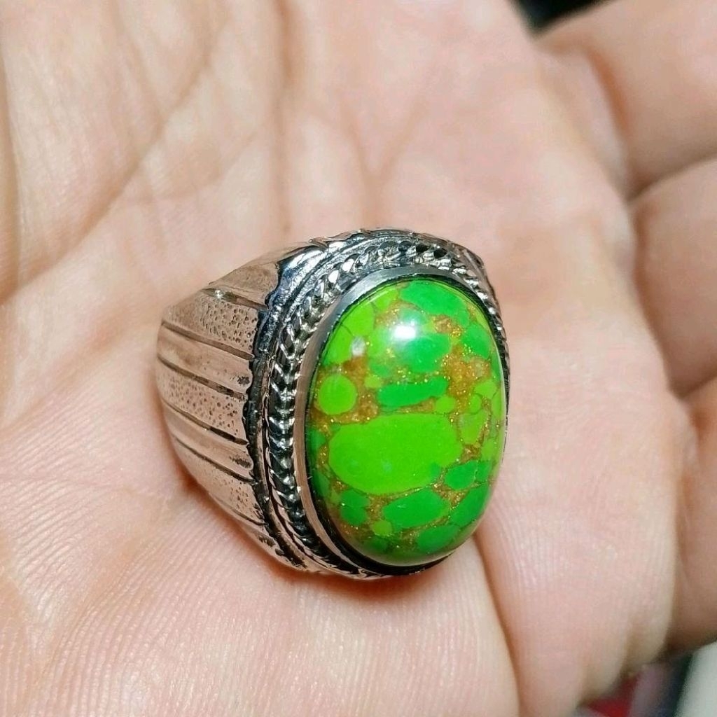 Cincin batu pirus hijau urat emas