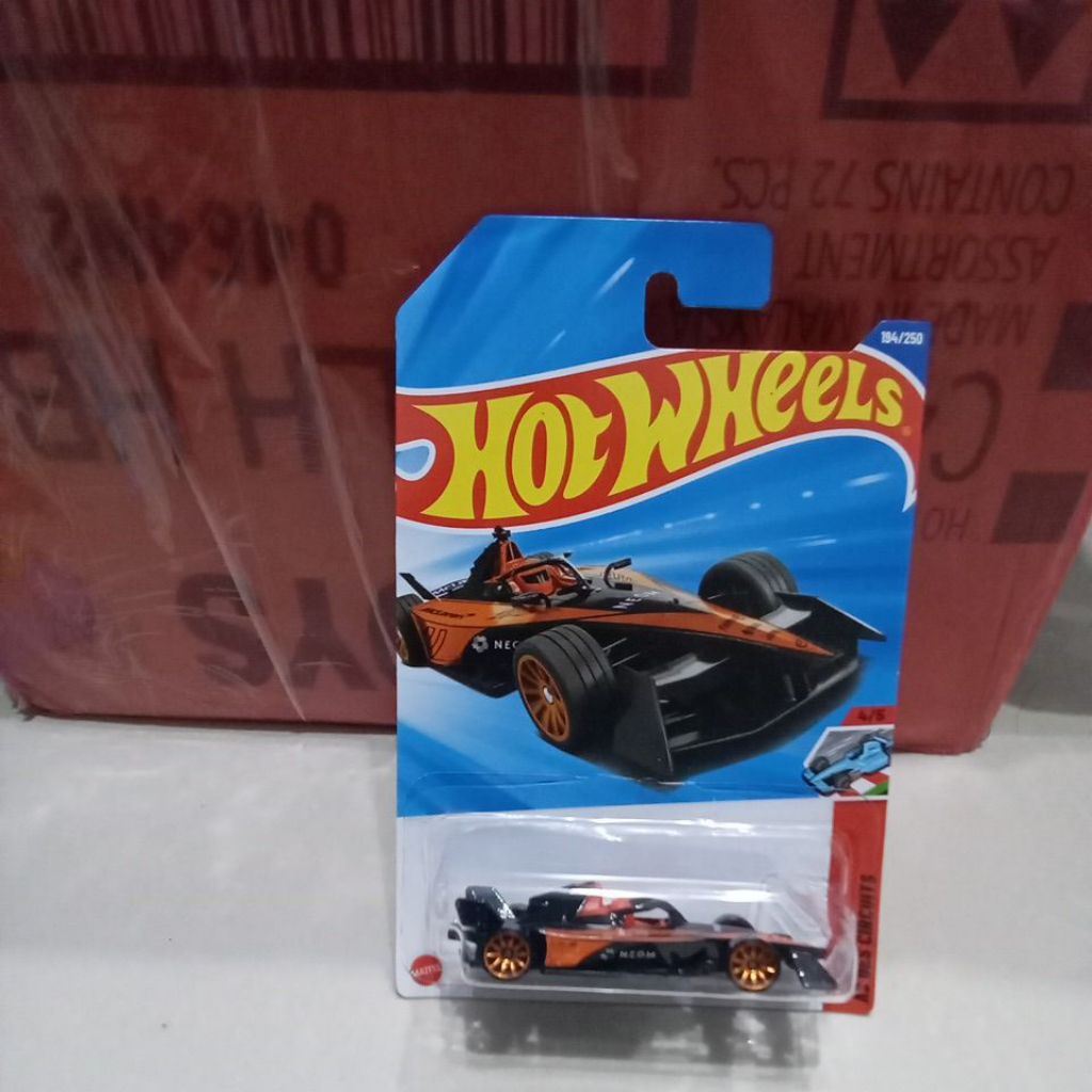 formula e gen3 hotwheels track aces neon orange hitam