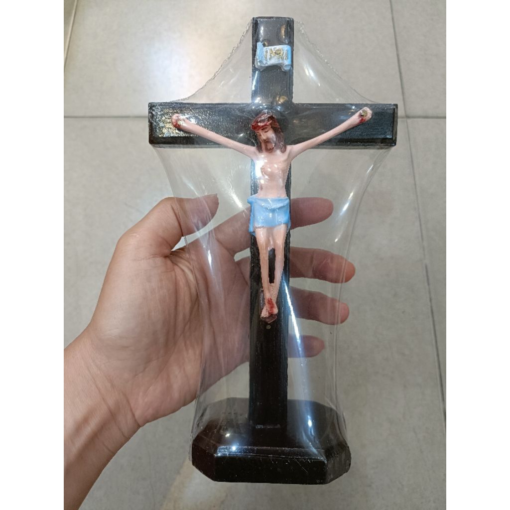 Salib Meja Kayu Corpus Warna 20cm - Salib Meja Kayu - Salib Duduk Kayu - Salib Kayu