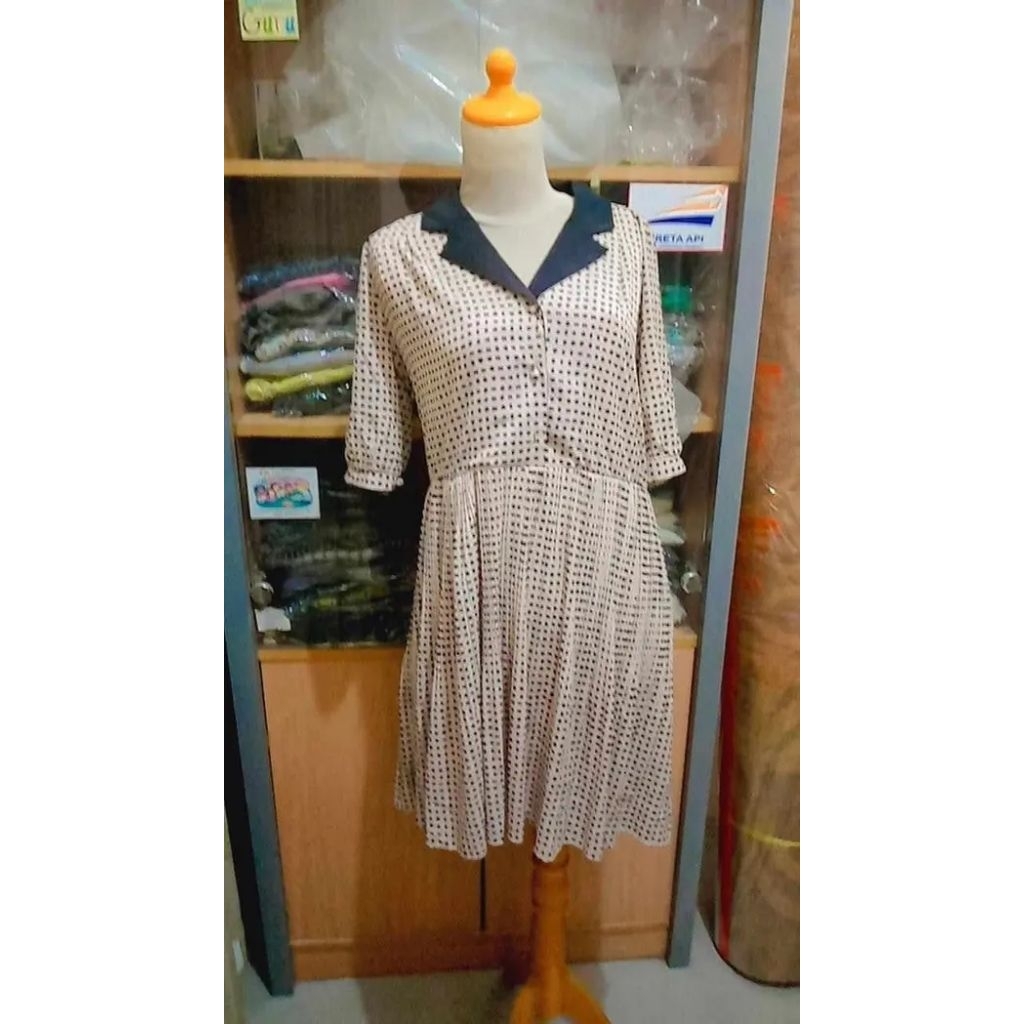 dress batik modern dasar hitam kerah balik turtle neck