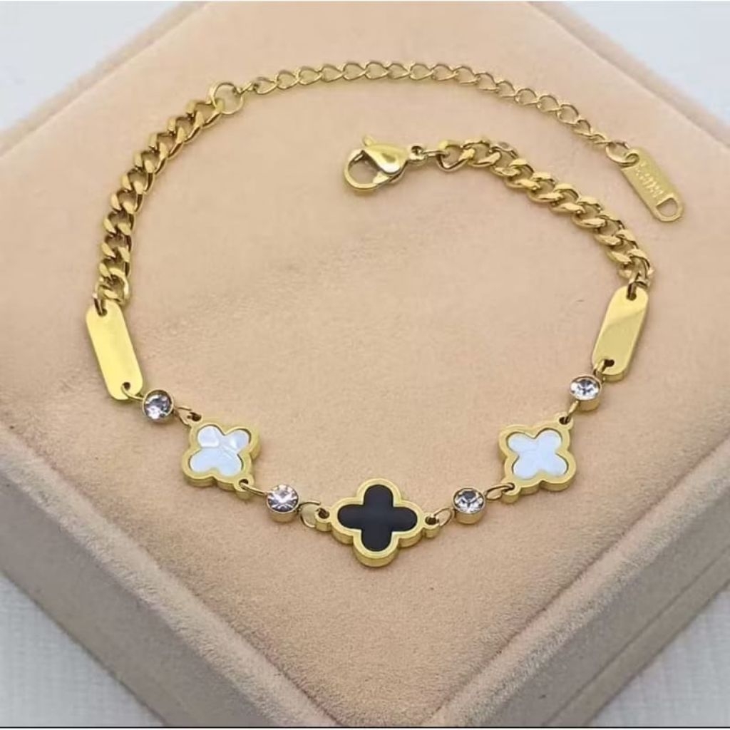 gelang titanium wanita motif clover hitam & putih