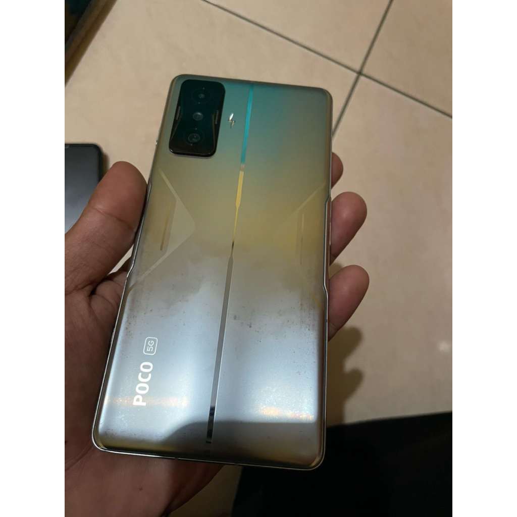 POCO F4 GT 12 /512gb batang minus batre harus ganti cuman kuat 2 jam kalau di geder game