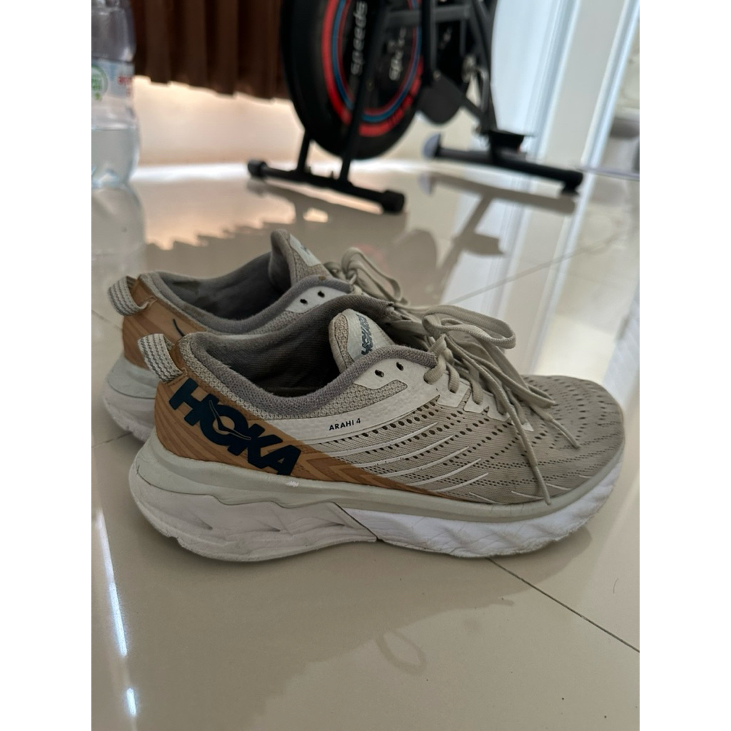 sepatu hoka arahi 4 second