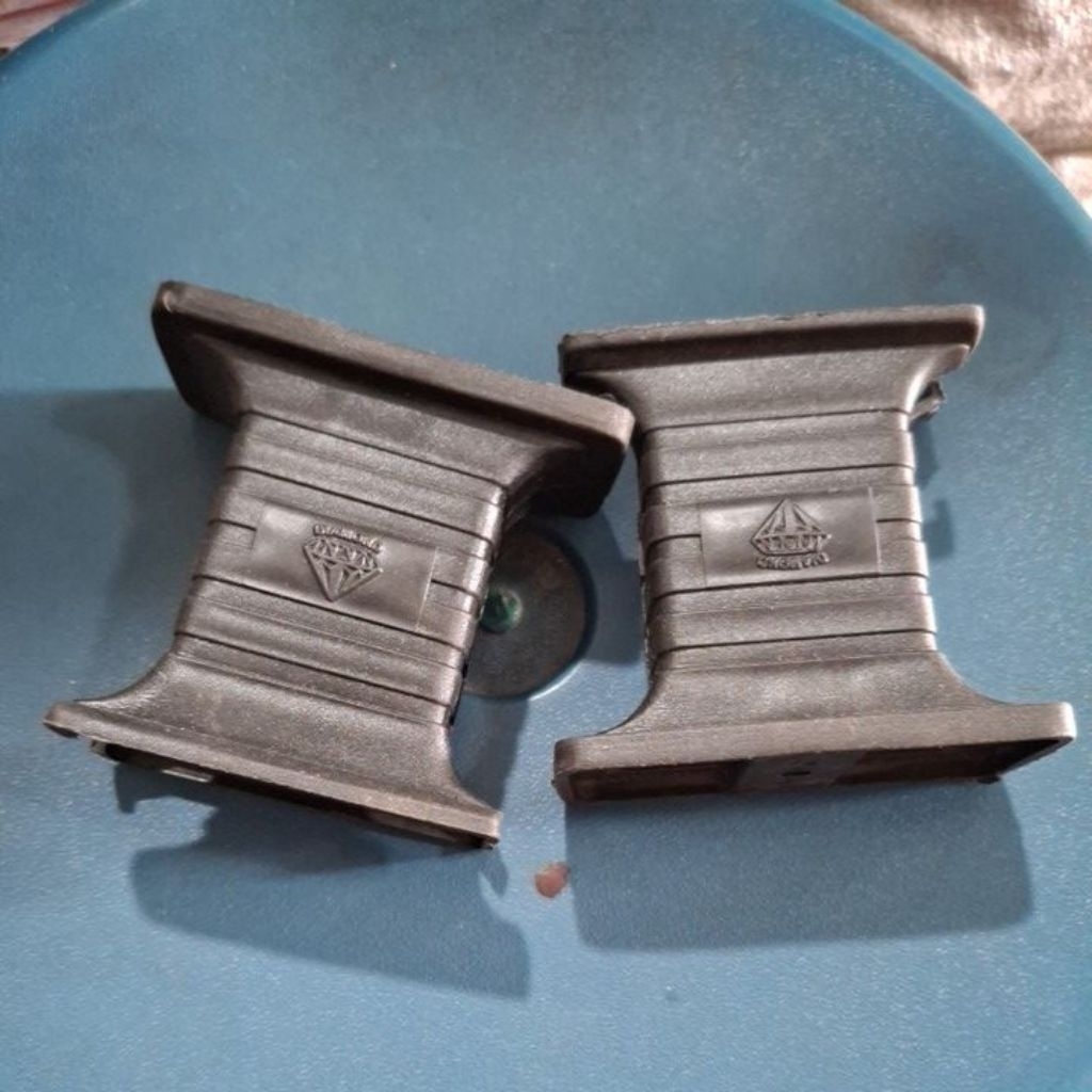 1pasang kaki untuk Kap lampu neon/TL jadul bambu