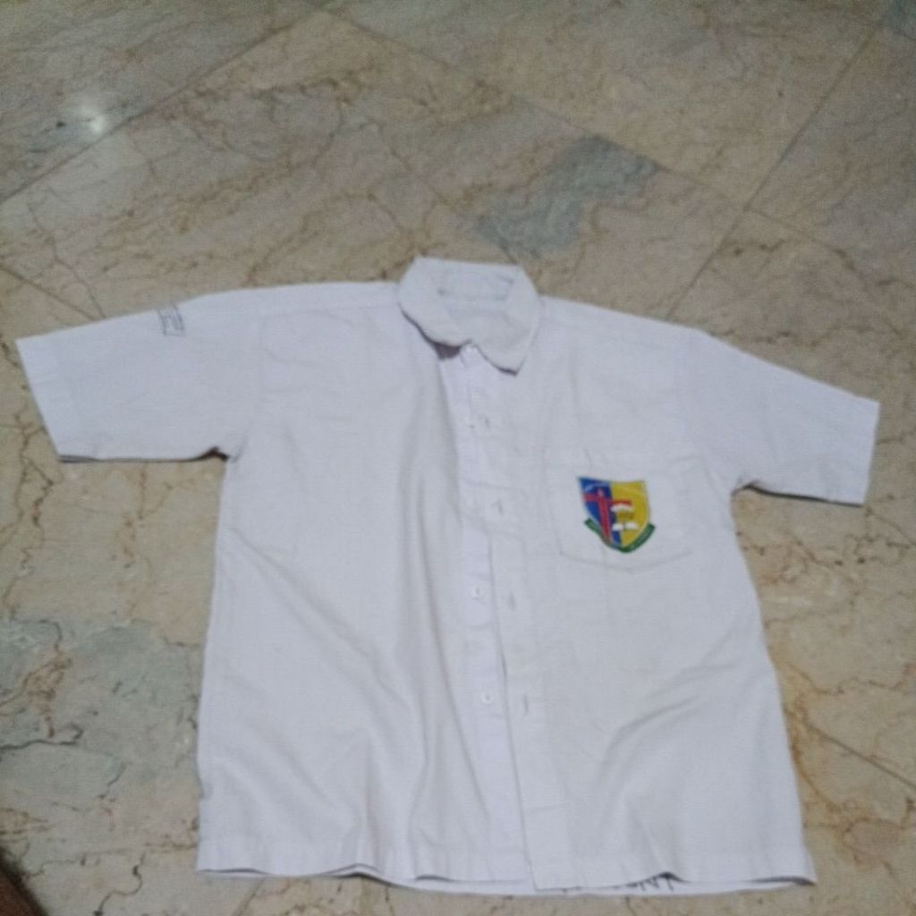 Prelove Baju Seragam Putih ada badge sekolah Santo Andreas Green Garden kondisi apa adanya