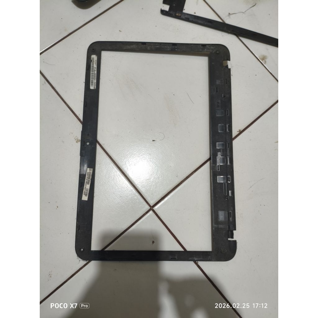 frame lcd depan Toshiba c800 ori