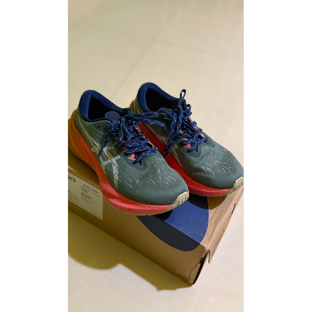 Sepatu Second Wanita Asics Novablast 3 size 7 / 38 , 24 cm