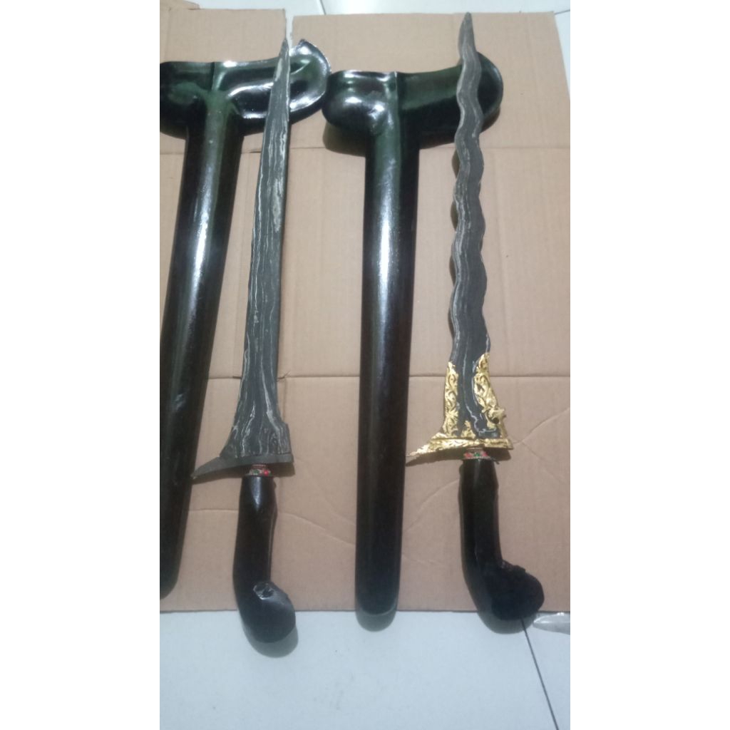 KERIS BANYU MILI DAN KERIS NOGO SILUMAN KINATAH