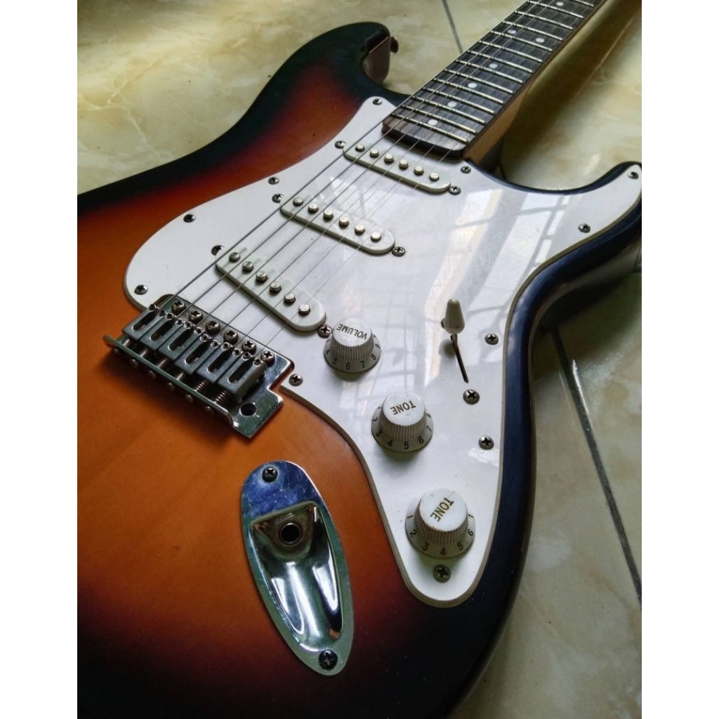 Squier California Stratocaster 2001 MIC Sunburst mulus