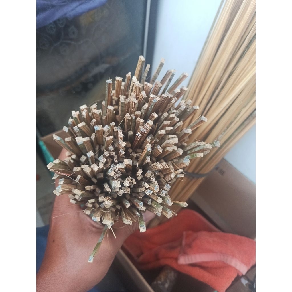 bitingan bambu petung serat merah layangan sukhoi 1 ikat isi 100pcs (masih bitingan belum di serut)