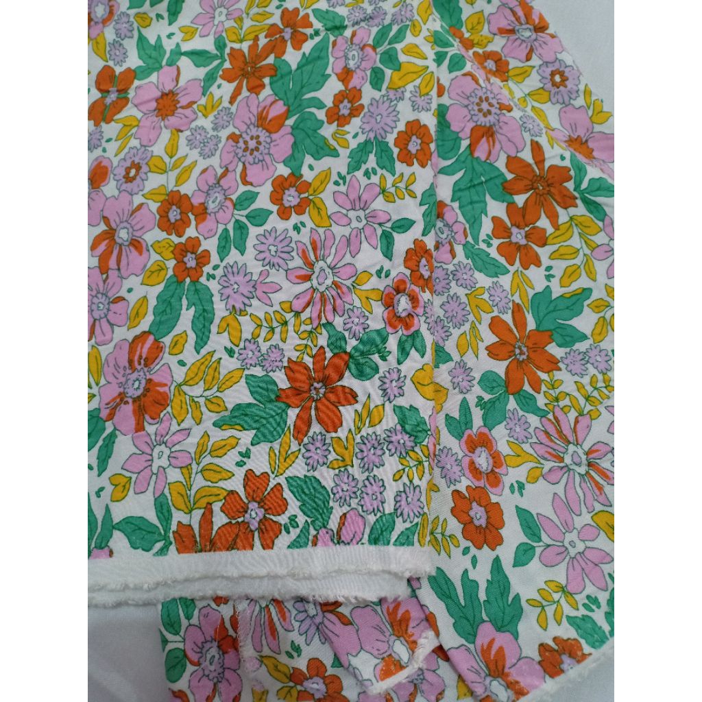 KAIN RAYON MOTIF BUNGA PINK ORANGE DASAR PUTIH (REQ PANJANG 50 CM = Rp18.500)
