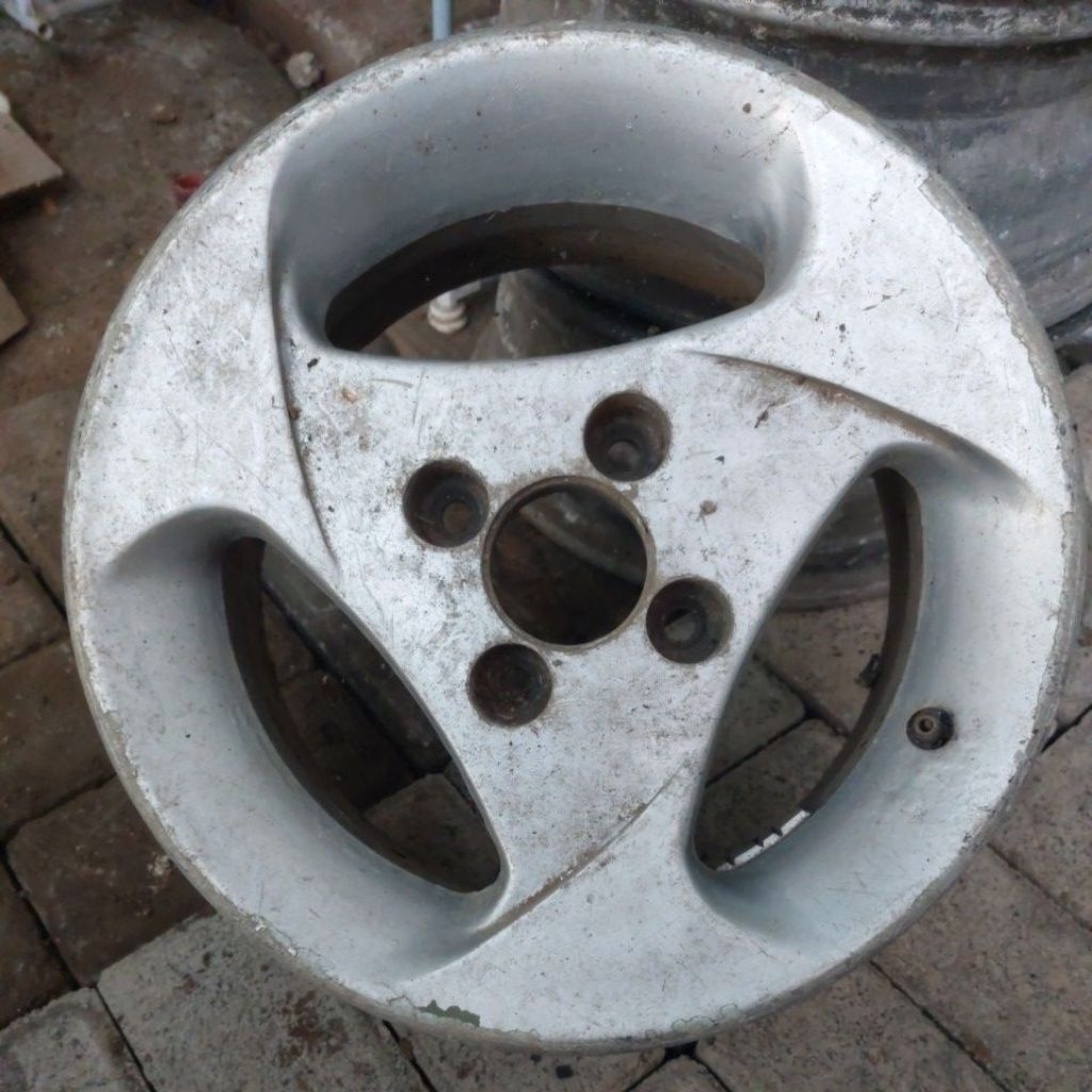 Velg Second Ring 13 Silver Lubang 4 Bekas Copotan