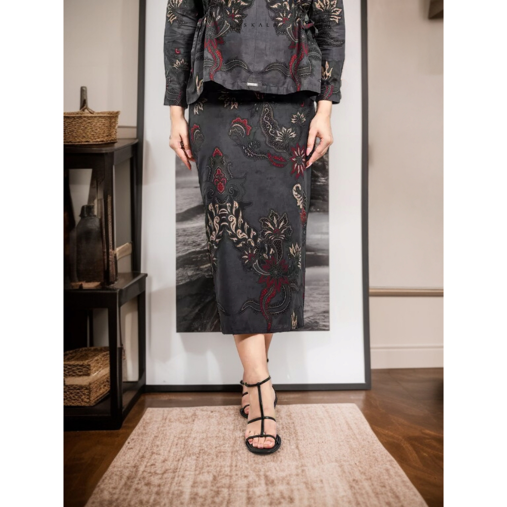 Laskala x IVOR Kamal Skirt Rok Batik Hitam Panjang