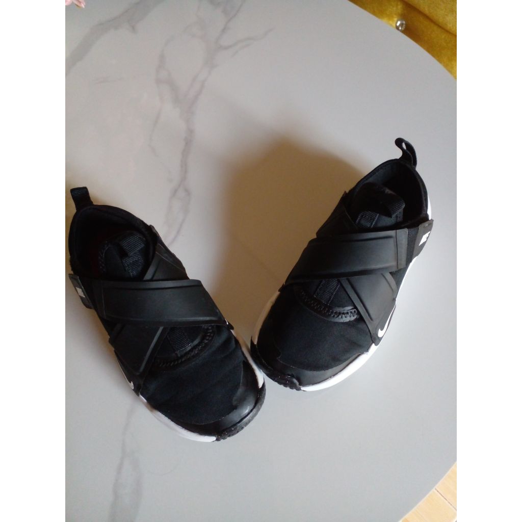 Sepatu Sekolah Anak Hitam  Size 32 Insole 20 cm Velcro Silang Nike Flex Advance Preloved