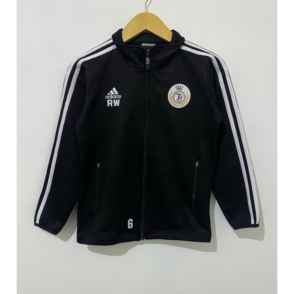 Tracktop Adidas balok casual outfit