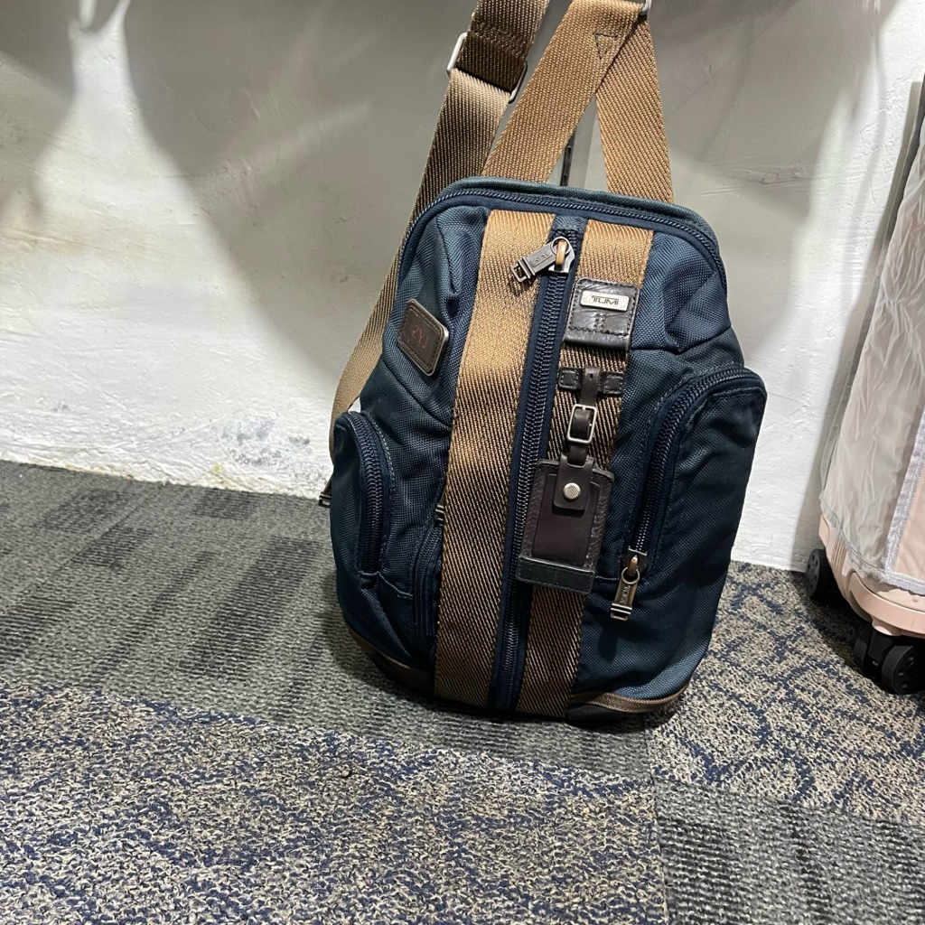 preloved waistbag tumi O**ginal