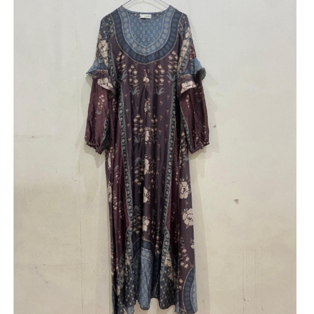Preloved Dress Wearing Klamby