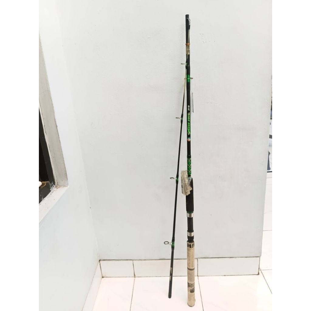 Joran Pancing Green Ugly  memiliki panjang 210 cm