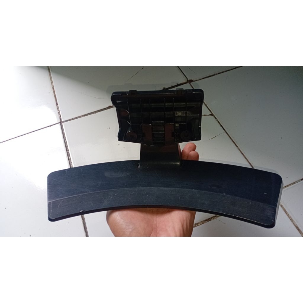 Stand kaki tv LG 24mt48af