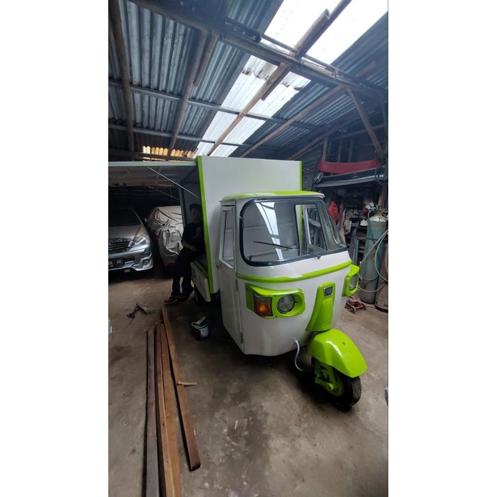 Mainan miniatur bajaj