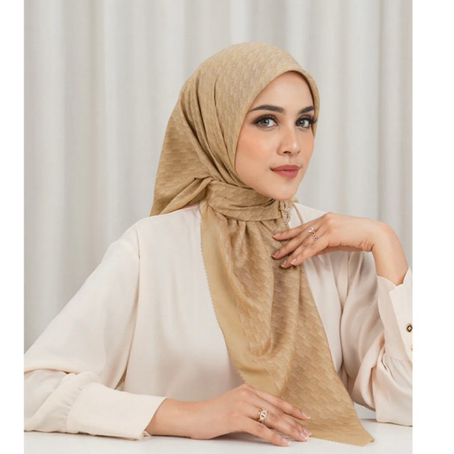 Buttonscarves Leena Monogram Square (NEW) / Series terbaru Buttonscarves / Sale Buttonscarves