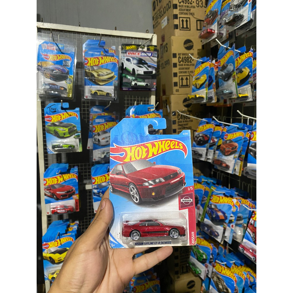 hotwheels skyline r33 merah