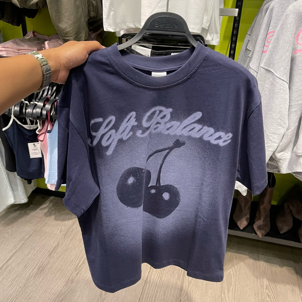 Kaus T-shirt BERSHKA Women Jastip (jasa titip)