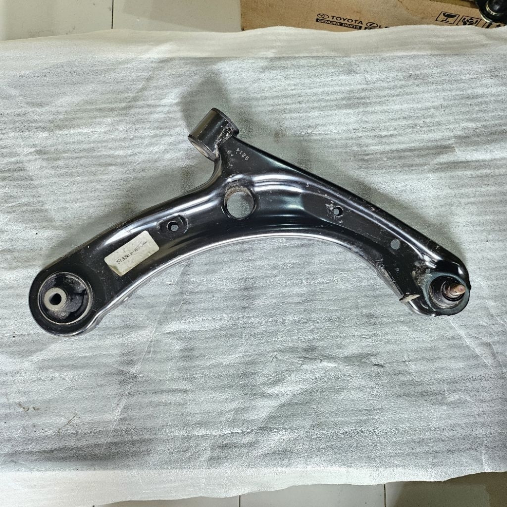 Lower arm depan kanan honda mobilio genuine original