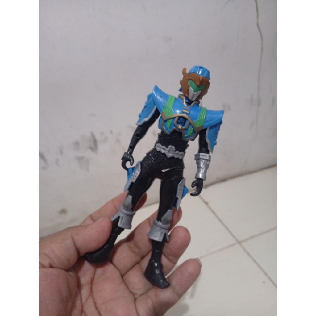 figure legend hero biru