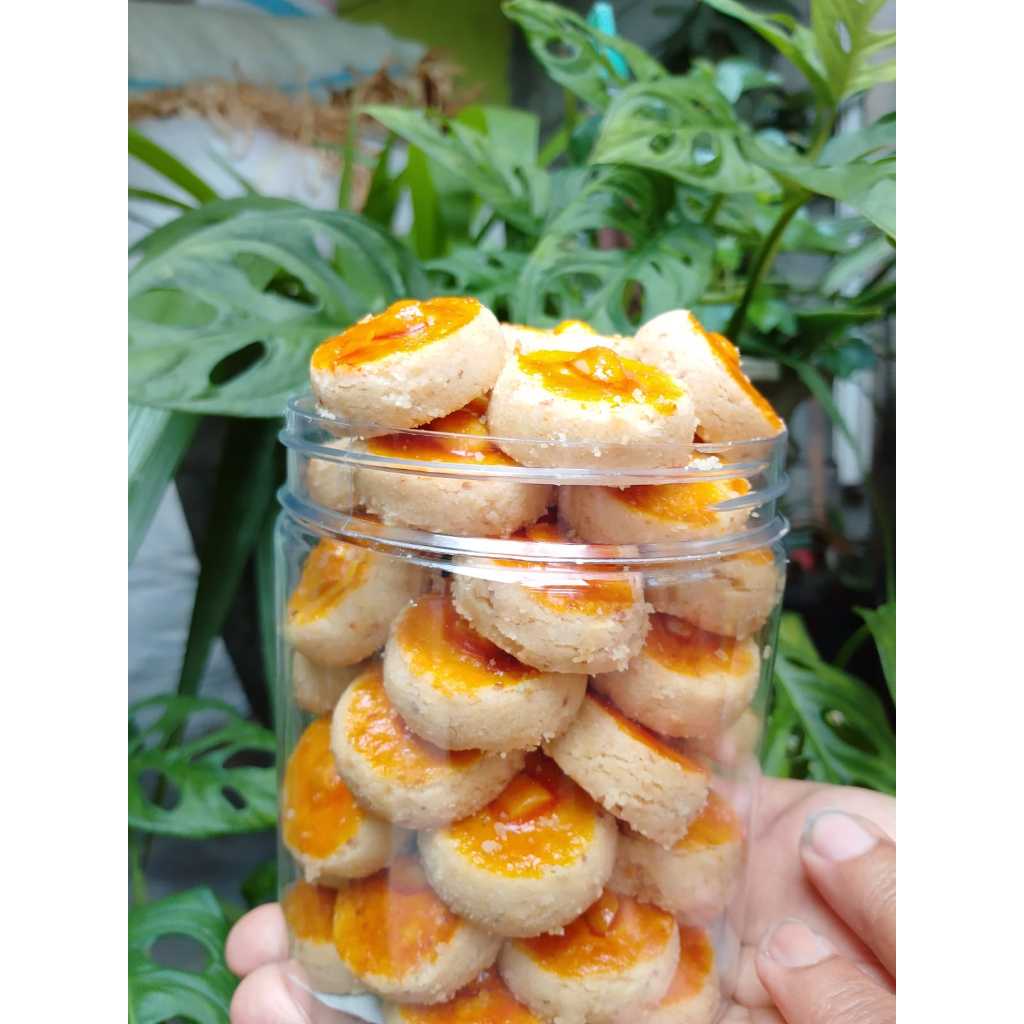 Cemilan jajan Lebaran Roti kacang 250 gram Bonus Toples