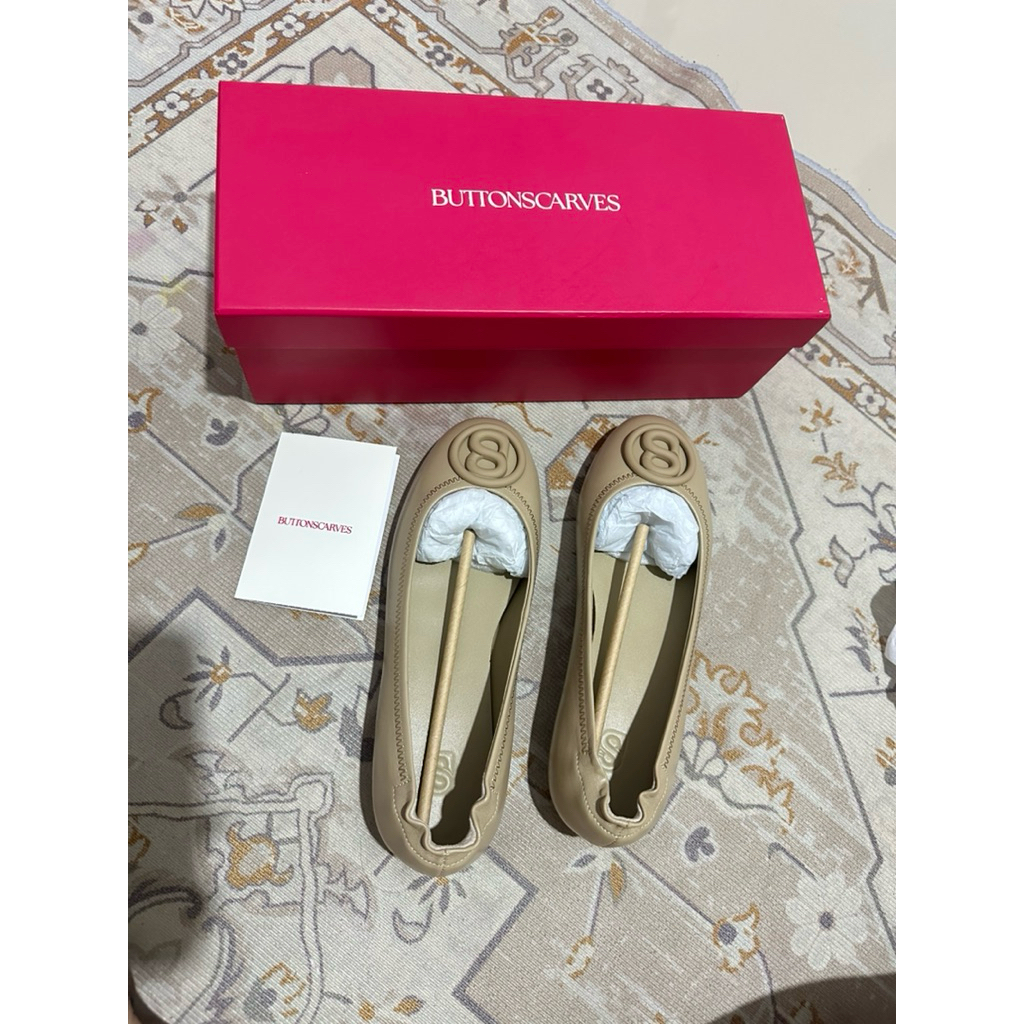 new shoes buttonscarves