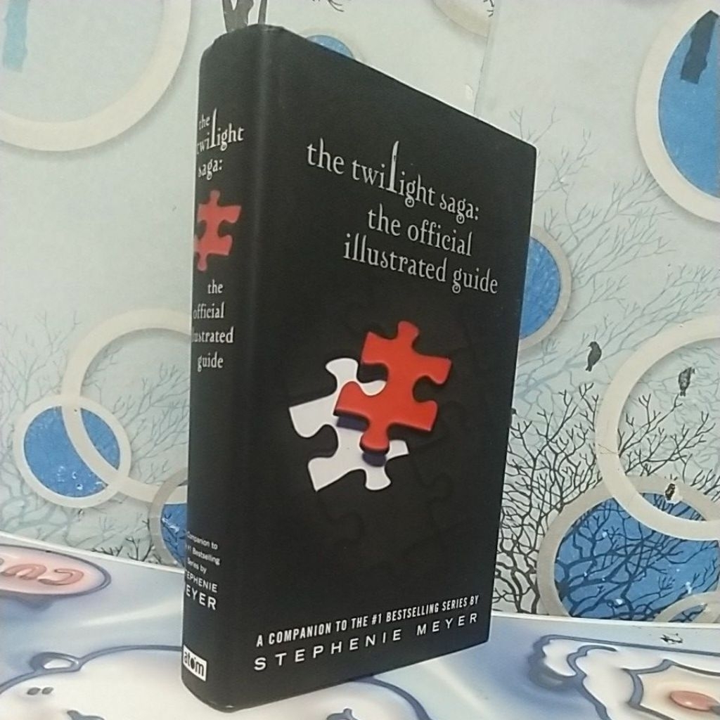 STEPHENIE MEYER.THE TWILIGHT SAGA : THE OFFICIAL ILLUSTRATED GUIDE
