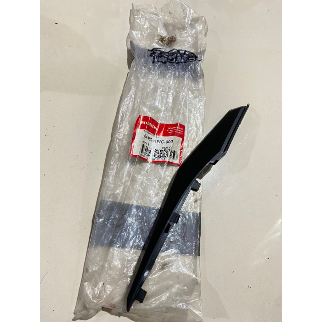 HONDA COVER GARNISH R KANAN HONDA CS1 CS1 125 64480-KWC-900 ASLI AHM 100%