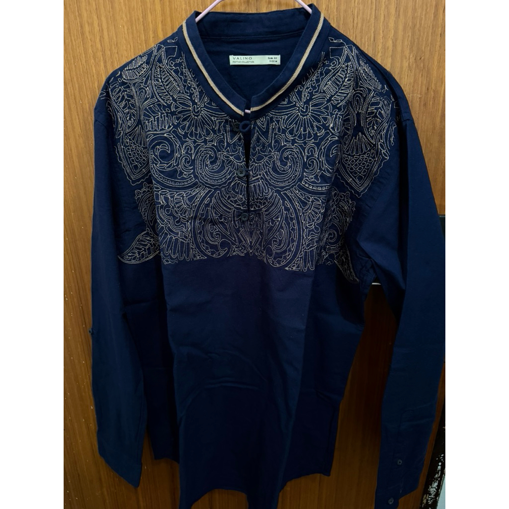 Baju Koko Pria Brand valino warna navy motif gold