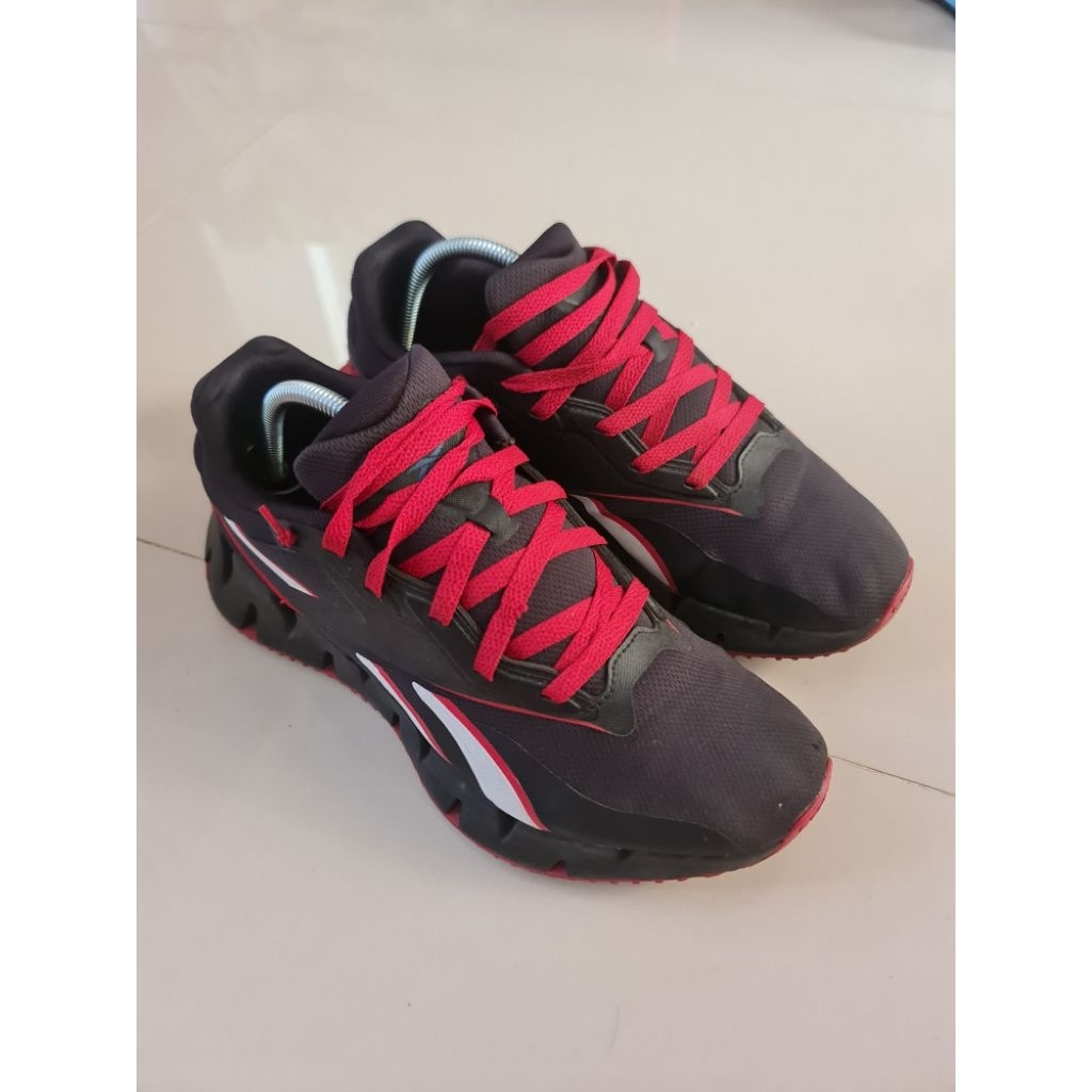 Sepatu Pria Reebok Black Red
Kondisi bekas / second

Size : 42
Insole : 27.0

Masih bagus layak paka