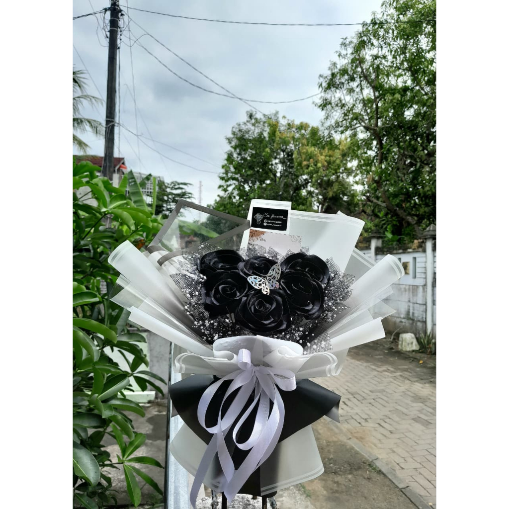 BUNGA SATIN BLACK ROSE BUKET SATIN SIZE MEDIUM / Black Rose