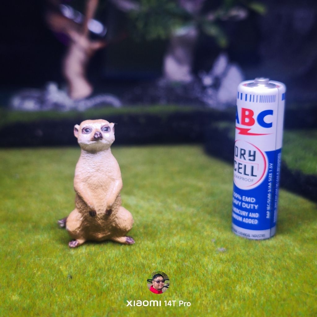 Rement Sitting meerkat figure