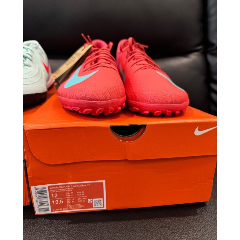 Sepatu futsal nike pink