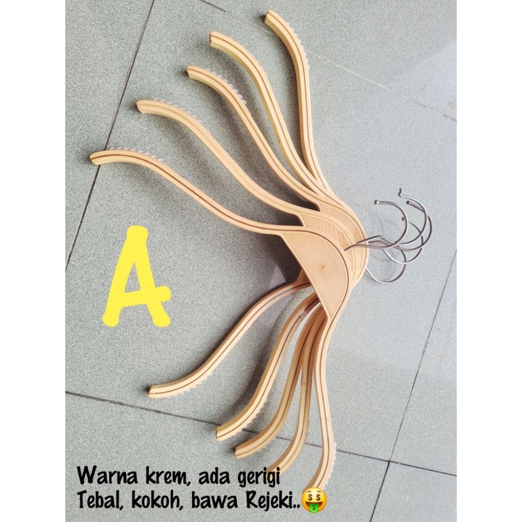 GANTUNGAN BAJU/HANGER KAYU 2ND RP. 2000 SAJA. KONDISI&KUALITAS MASIH SANGAT BAGUS, BEKAS PAMERAN MAL