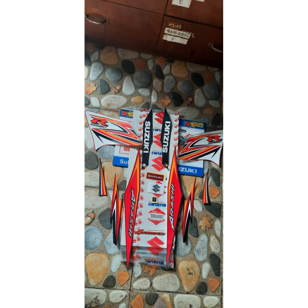 striping set 68000B47G00NXMA suzuki arashi 125 warna merah hitam velk CW asli suzuki SGP