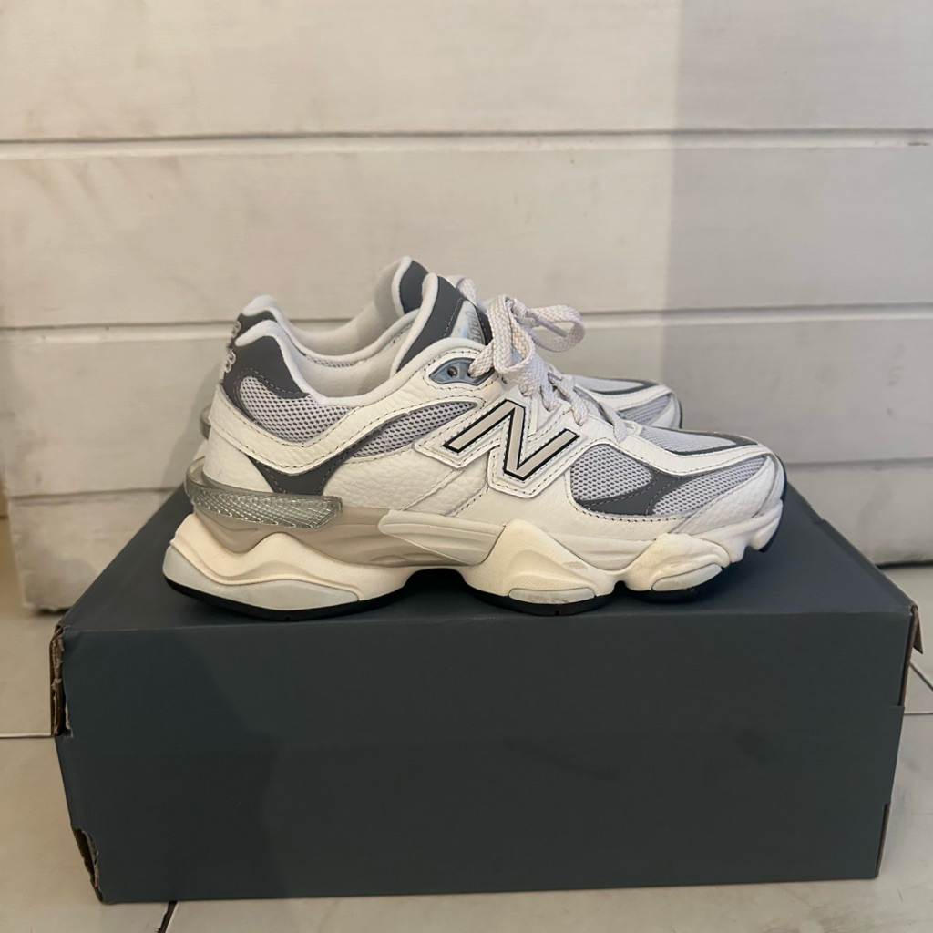 LIKE NEW New Balance 9060 Size 37