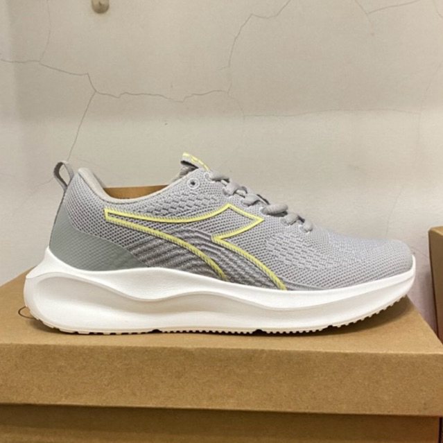 DIADORA MEDORO WOMEN'S RUNNING SHOES - GREY (ONLY SIZE 36)