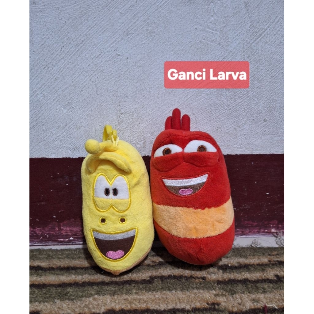 Gantungan boneka larva